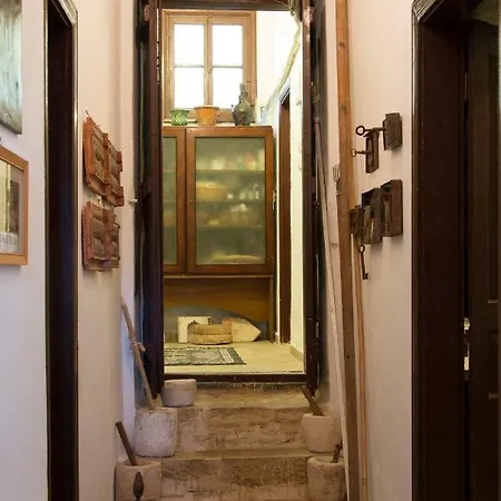 The Scarlet House Nyaraló *