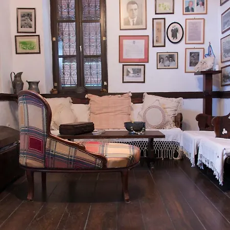 Nyaraló The Scarlet House