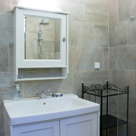 Nyaraló The Scarlet House