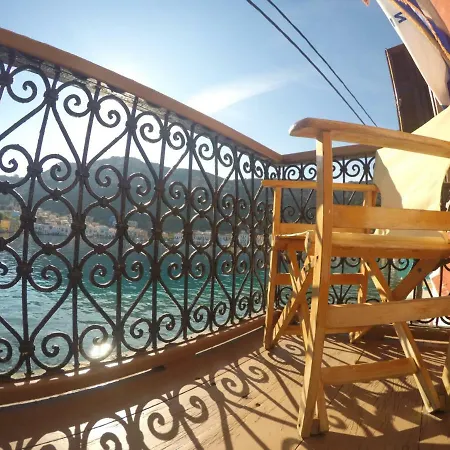 The Scarlet House Nyaraló