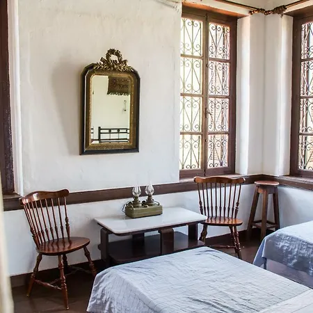 The Scarlet House Nyaraló Mejíszti