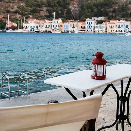 Nyaraló The Scarlet House *