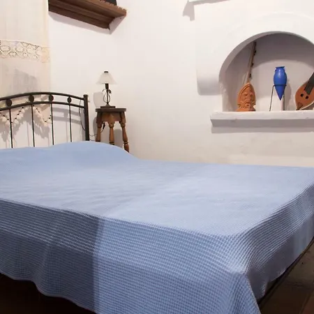 The Scarlet House * Megisti