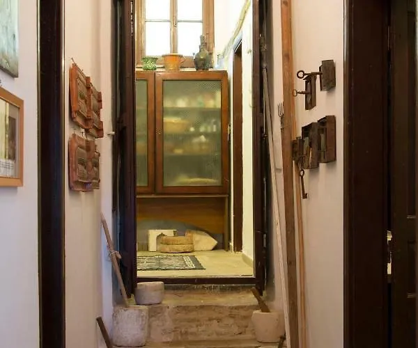 The Scarlet House Prázdninový dům *