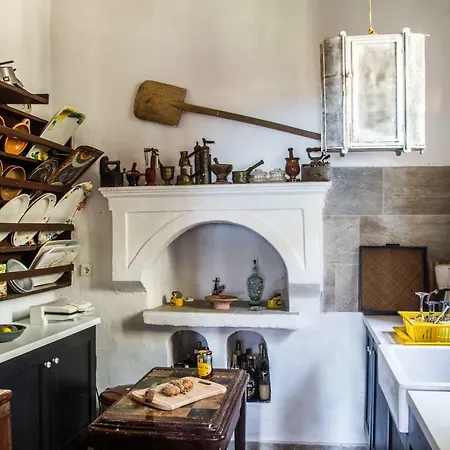 度假居 The Scarlet House