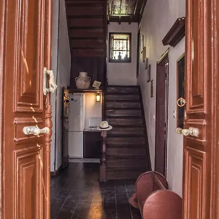 度假居 The Scarlet House *